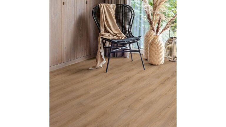 Moderner Raum mit hellem Holzboden, schwarzem Korbsessel und Deko-Vasen.